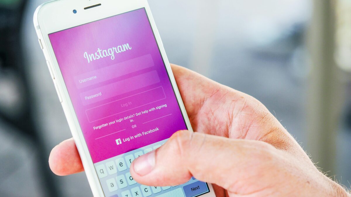 A person logs in to his Instagram account using a mobile phone