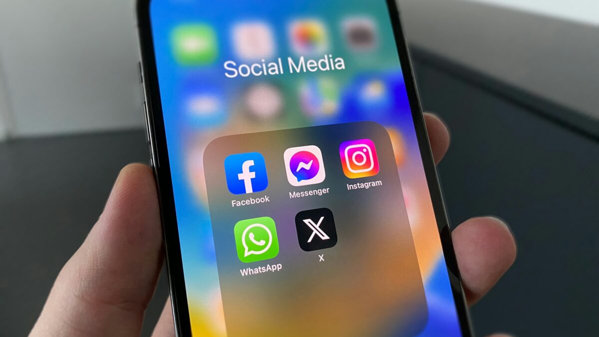 iPhone displays Social Media App-Icons