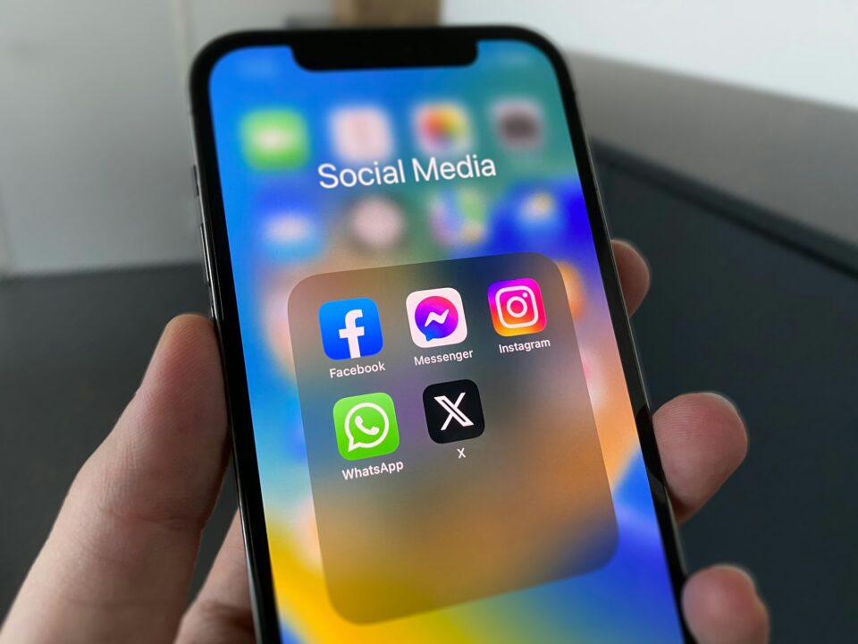 iPhone displays Social Media App-Icons